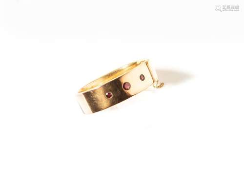 LARGE BRACELET JONC en or jaune 18 ct (gravé « Marthe Gamarr...