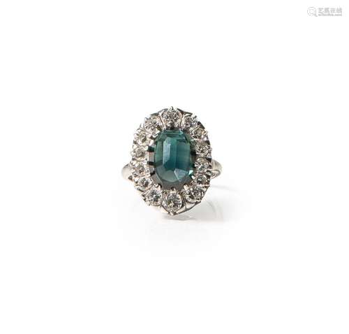 BAGUE MARGUERITE en or blanc 18 ct ornée d'un saphir vert ch...