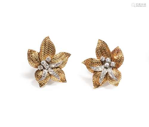 BOUCHERON <br />
Paire de clips d'oreille en or jaune et bla...