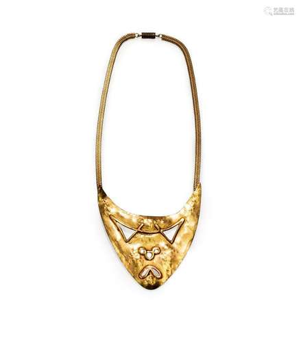 Line VAUTRIN<br />
Rare et beau collier en métal doré signé,...