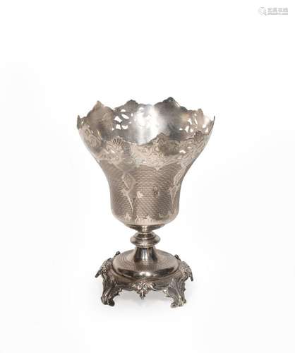 COUPE en argent guilloché à décor de vannerie, bordure ajour...