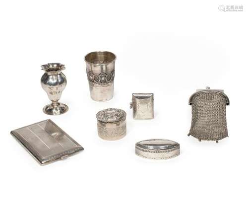 LOT EN ARGENT:<br />
BOITE A CIGARETTE en argent 800 guilloc...