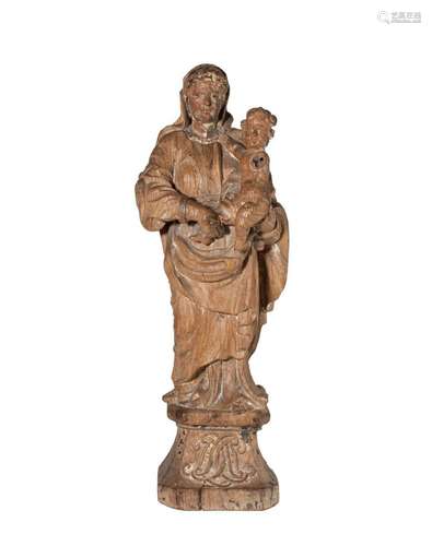 VIERGE à l'enfant en bois sculpté. Anciennement polychrome. ...