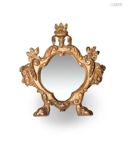 MIROIR en bois doré, sculpté et moulé, à décor floraux et pi...