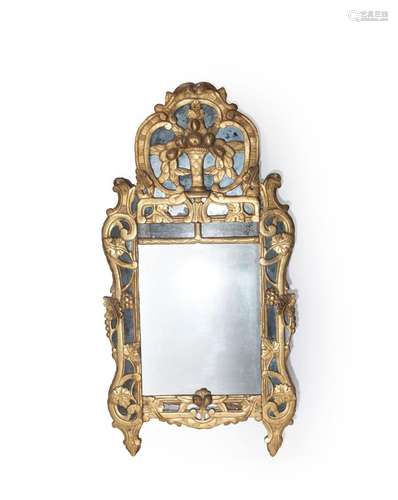 MIROIR pareclose en bois sculpté et stuc doré à décor d'un p...