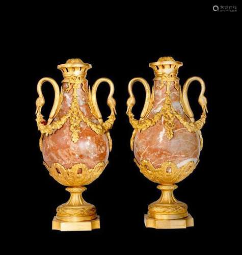 PAIRE DE VASES en marbre rouge et ornementation de bronze do...