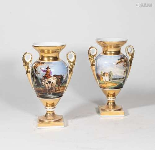 PARIS - XIXème siècle <br />
Paire de vases Médicis en porce...