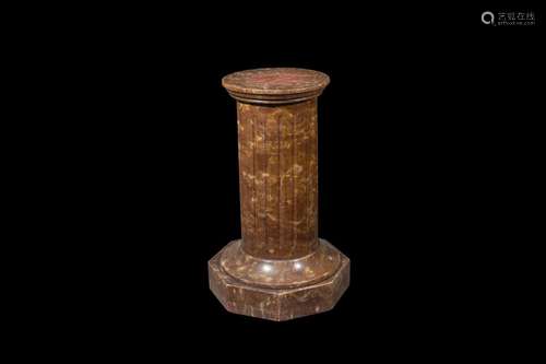 COLONNE en bois à l'imitation du marbre. H.: 70 cm.