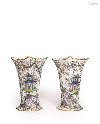 PAIRE DE VASES en porcelaine émaillée et dorée à décor asiat...