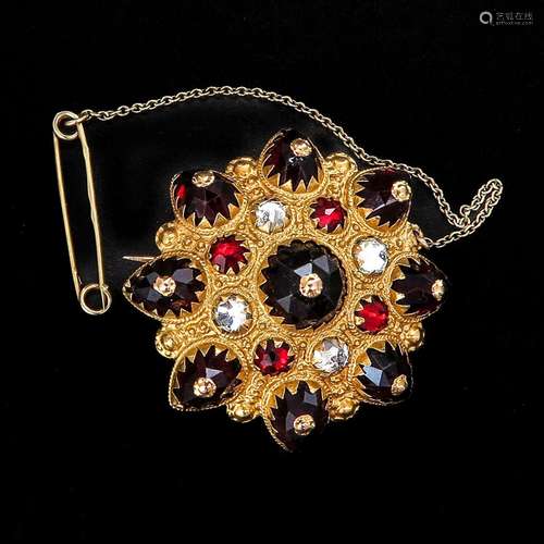 A 14KG Brooch Set with Garnet