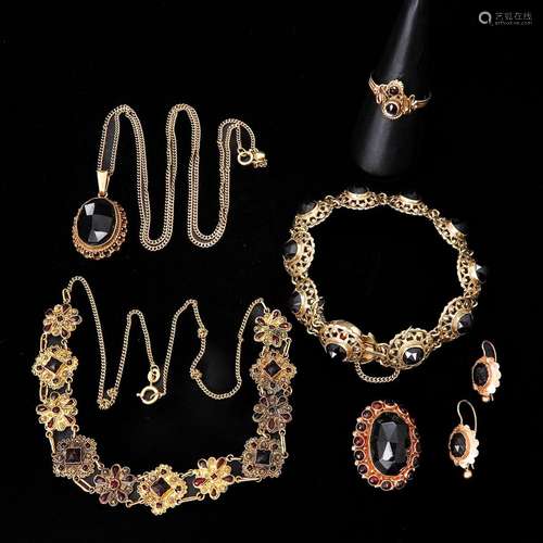 A Collection of 14KG Jewelry