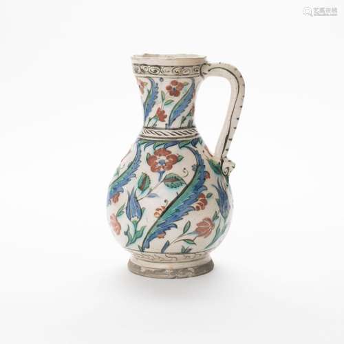 Pichet d'Iznik aux palmes et tiges florales