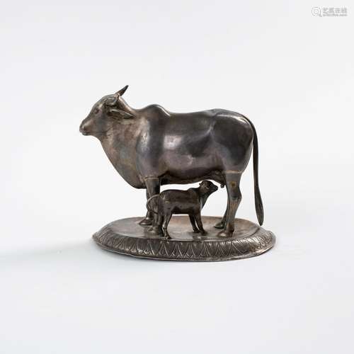 Vache et son petit sur un socle : symbole de la protection d...