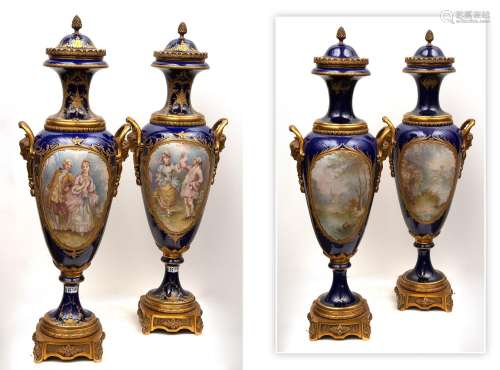 Paire de vases couverts en