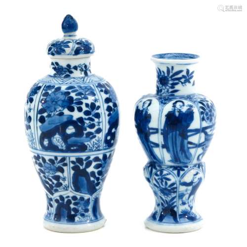 A Lot of 2 Miniature Blue and White Vases