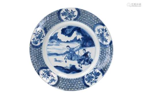 A blue and white porcelain dish, decorated with a hunting sc...