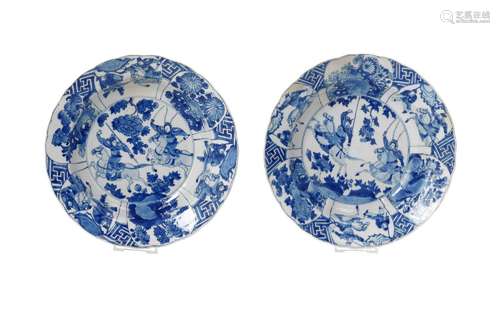 A pair of blue and white porcelain dishes with scalloped rim...