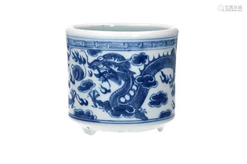 A blue and white porcelain cachepot, decorated with two drag...