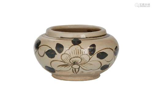 A Cizhou ware bowl, decorated with flowers