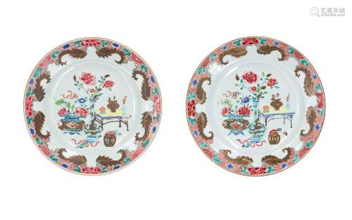 A pair of famille rose porcelain dishes, decorated with flow...