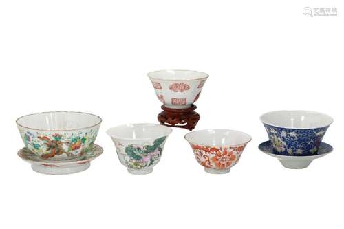 A lot of five porcelain cups, including two with saucer and ...