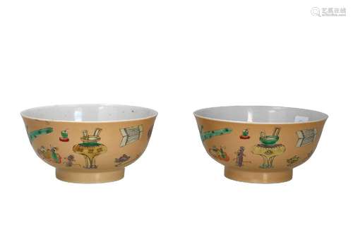 A pair of famille verte porcelain bowls, decorated with anti...