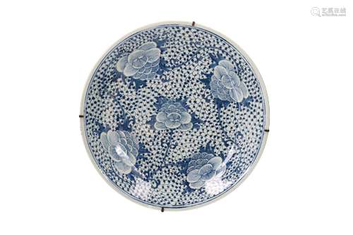 A blue and white porcelain charger, decorated with flowers