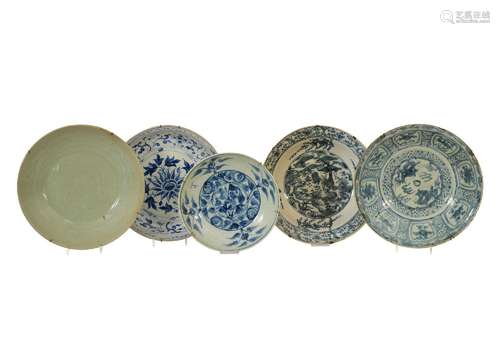 A lot of five diverse Swatow porcelain chargers, decorated w...