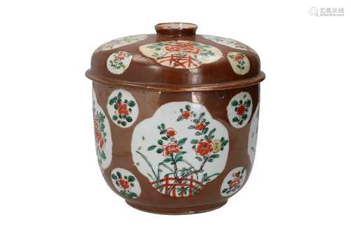 A capucine porcelain lidded jar, with polychrome reserves de...