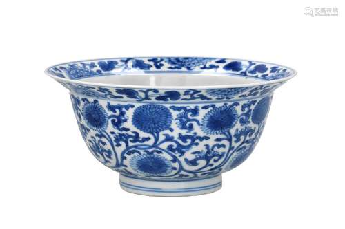 A blue and white porcelain 'klapmuts' bowl, decorated with c...