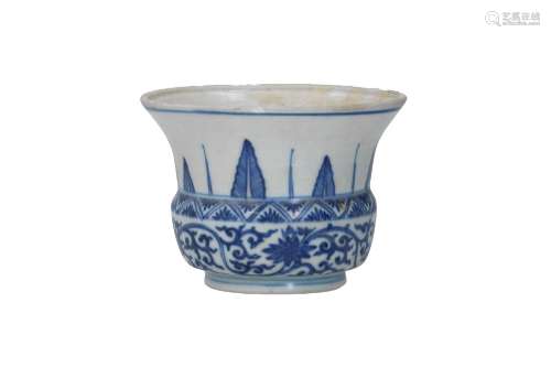 A blue and white porcelain spittoon, decorated with flowers ...