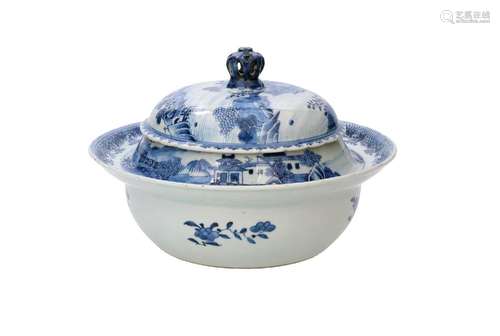 A blue and white porcelain ship's tureen, decorated with flo...