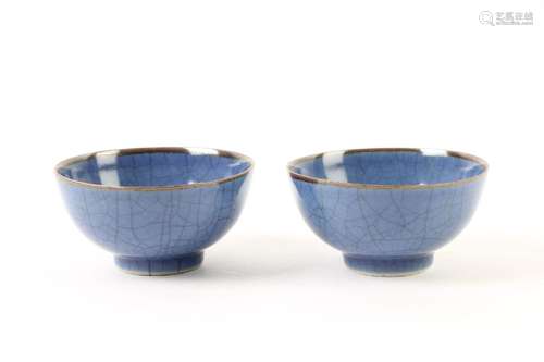 A pair ofblue glazed porcelain craquelé bowls