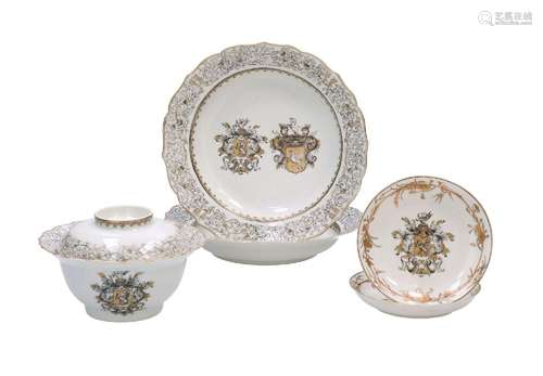 Lot of encre de Chine porcelain objects, decorated with flow...