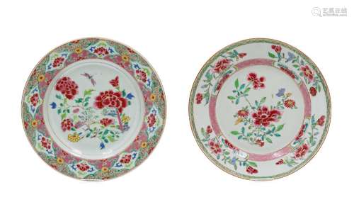 Lot of two famille rose porcelain dishes, decorated with flo...