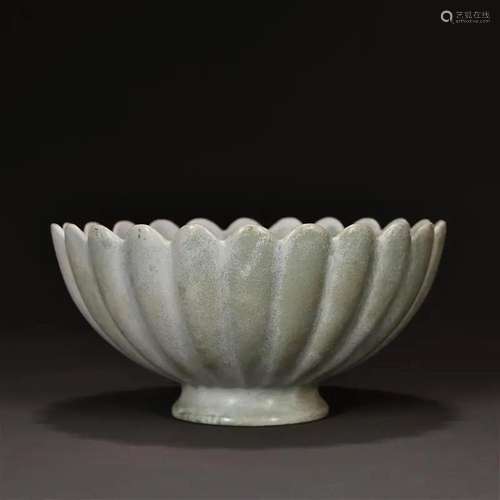 Ru-type Chrysanthemum Lobed Bowl