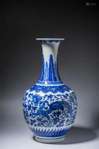 Blue And White Interlocking-Flower Vase