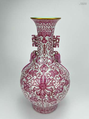 A rare and fine red ground elgant vase, marked, Qing Dynasty...