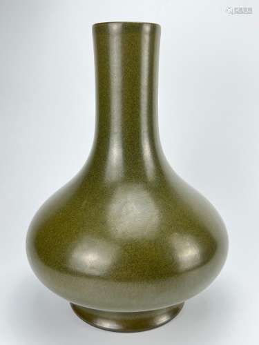 A monochrome vase with mark, Qing Dynasty Pr.