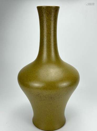 A slend neck monochorome vase, Qing Dynasty Pr.