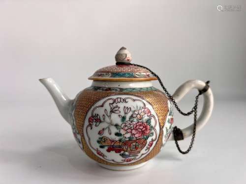 A gilt porcelain teapot, Qian Long Pr.