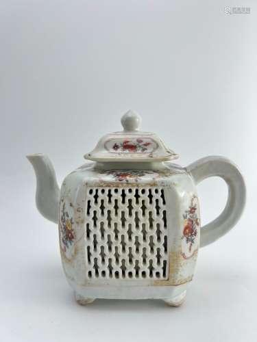 A rare hollow decorated famille rose teapot, Qian Long Pr.