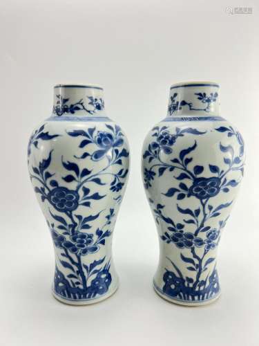 A pair of blue&white vases, Kang Xi Pr.