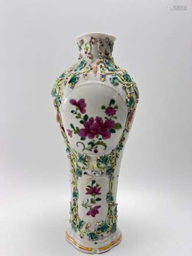 A rare famille rose porcelain vase, Qian Long Pr.