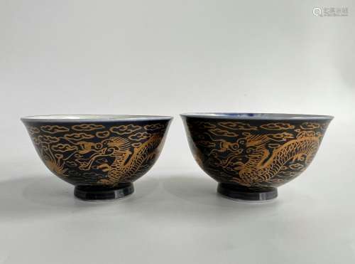 A pair of blue ground gilt marked cups, Qian Long Pr.