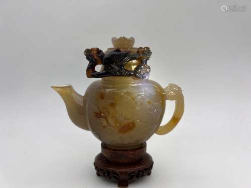 A agate made teapot, Qing Dynasty Pr.