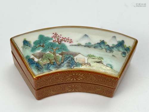 A famille rose box, Qian Long Pr.