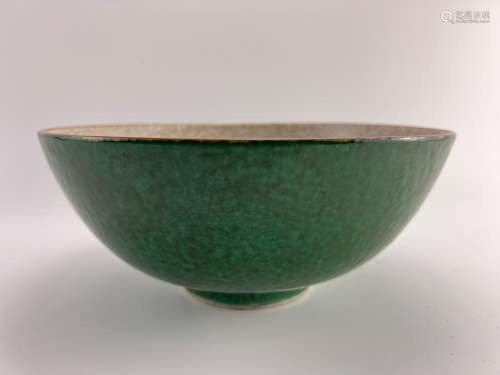 A large green ge-type bowl, Qing Dynasty Pr.