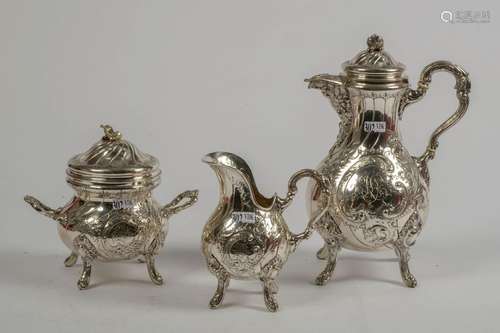 Un service à café trois pièces de style Louis XV en argent à...