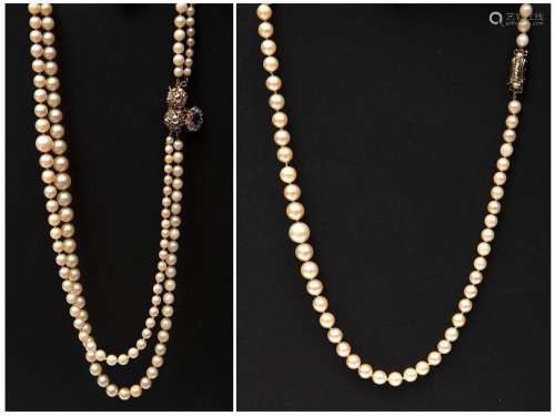 Deux colliers de perles, dont un double rang, aux fermoirs e...